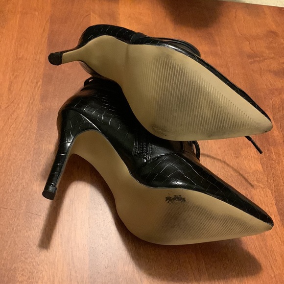 Black heeled booties, 4 inches, size 6 - Picture 5 of 6